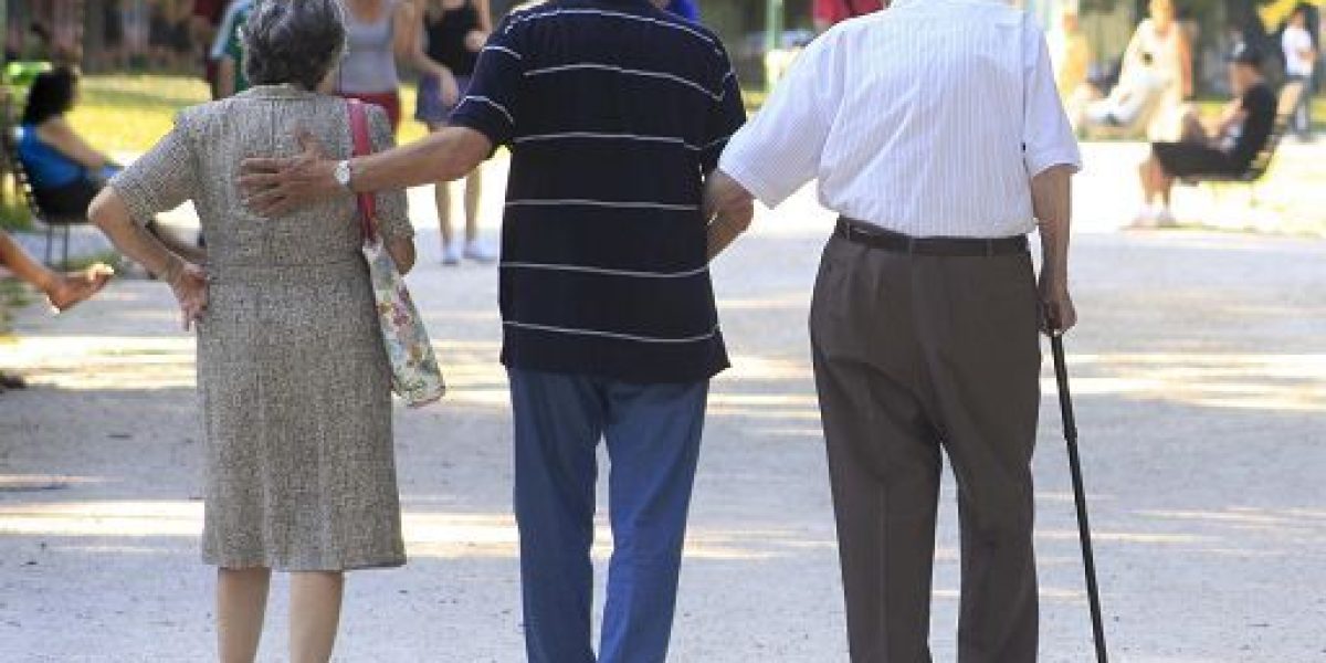 Roma, 13 feb. (askanews) - Nel 2017 i pensionati sono 16 milioni (-23mila rispetto al 2016, -738mila rispetto al 2008) e percepiscono in media un reddito pensionistico lordo di 17.886 euro (+306 euro sull'anno precedente). Le donne sono il 52,5% e ricevono in media importi annui di quasi 6mila euro più bassi di quelli degli uomini. Continuano ad ampliarsi le differenze territoriali: l'importo medio delle pensioni nel Nord-est è del 20,7% più alto di quello nel Mezzogiorno (18,2% nel 2016, 8,8% nel 1983, primo anno per cui i dati sono disponibili).
E' la fotografia scattata dall'Istat nel report "Condizioni di vita dei pensionati" relativo agli anni
2016-2017.

Nel 2016 e nel 2017 - è l'analisi dell'Istat - si confermano alcune tendenze in atto da alcuni anni: la progressiva diminuzione dei pensionati e dei percettori di pensione che risultano occupati, la riduzione del divario reddituale e il relativo miglioramento delle condizioni di vita delle famiglie con pensionati rispetto a quelle senza.

 In termini di importi medi, le differenze di genere rimangono marcate anche se in riduzione: per le pensioni di vecchiaia +72,6% a favore degli uomini nel 2005, +62,1% nel 2016, +60% nel 2017).  

Il reddito pensionistico netto dei pensionati residenti in Italia nel 2016 risulta in media pari a 14.567 euro annui (+1,8% rispetto al 2015).

 Il cumulo di più trattamenti pensionistici sullo stesso beneficiario è meno frequente tra i pensionati di vecchiaia - riguarda il 28,2% dei pensionati - mentre è molto più diffuso tra i pensionati superstiti (67,4%), in grande maggioranza donne (86,5%).

 Continuano a scendere i percettori di pensione che risultano occupati (411mila nel 2017, da 432mila del 2016; -20,3% rispetto al 2011), uomini in tre casi su quattro. L'85% svolge un lavoro autonomo, i due terzi risiedono al Nord e quasi il 50% ha un titolo di studio superiore alla licenza media (è circa un quarto per il complesso dei pensionati).